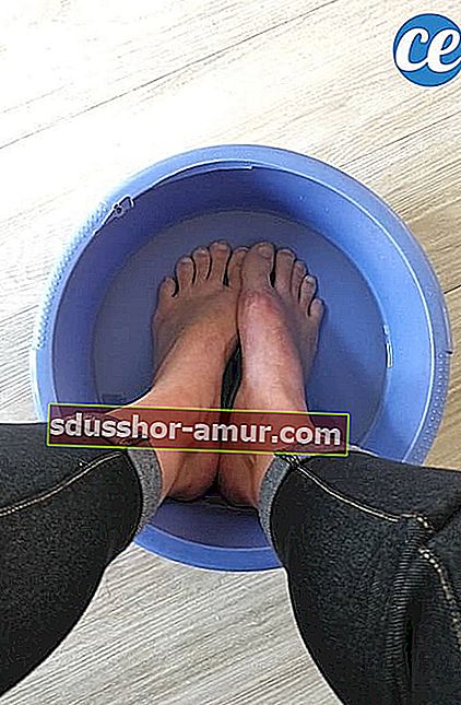 принять ванну для ног с водой с уксусом