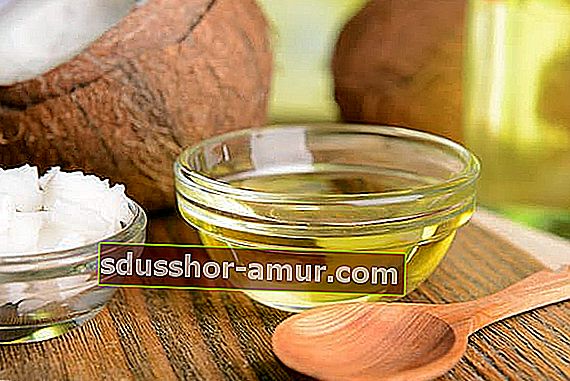 med a kokosový olej sú hlavnými ingredienciami na výrobu obkladu na kašeľ