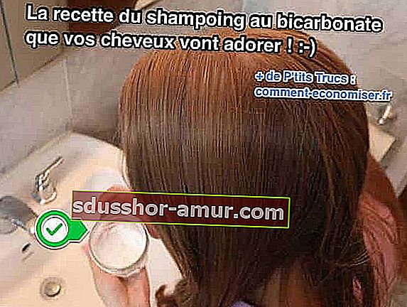 Женщина собирается нанести шампунь для выпечки на волосы