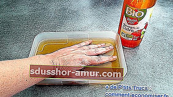 namakanje rok v vročem jabolčnem kisu za lajšanje ekcemov