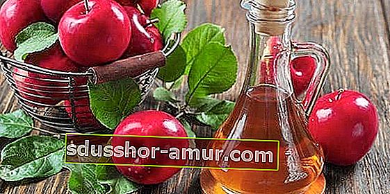 Steklenica jabolčnega kisa, ki pomaga v boju proti celulitnim znamenjem