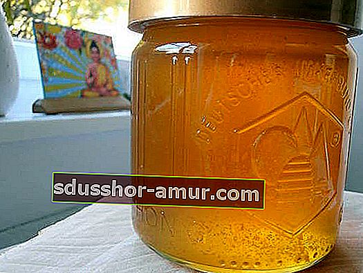 мед може да се използва като шампоан