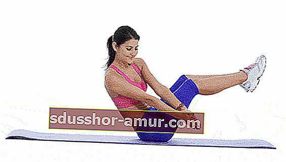 Жена, която прави упражнението за въртяща се хрускане или 