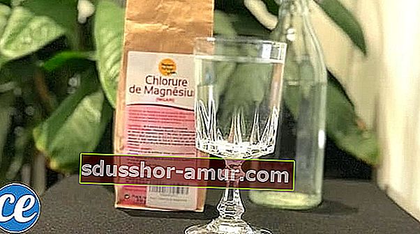 Стъклена чаша, пакетче магнезиев хлорид и стъклена бутилка с вода за облекчаване на раздразнителното дебело черво