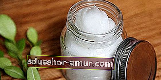 Можете ли да използвате кокосово масло като средство за почистване на грим?