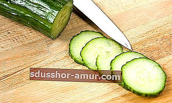 Salatalık demlenmiş su yapmak için salatalık dilimleri: canlandırıcı ve sağlığınız için iyi!