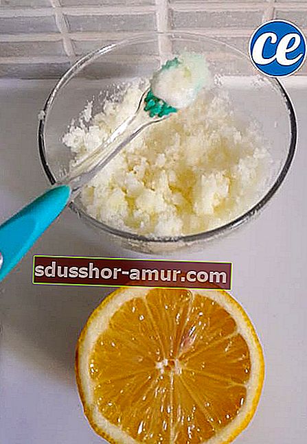 beyaz dişleri tedavi etmek için limon suyuyla karıştırılmış kabartma tozu