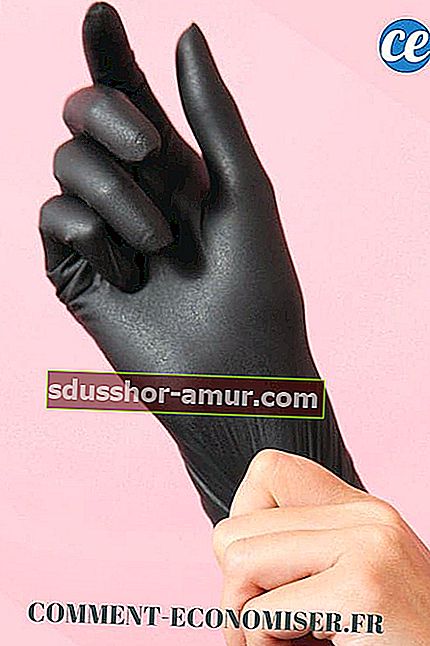 Siyah lastik eldiven giyen bir el.