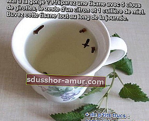 O ceașcă de ceai de plante cu cuișoare în ea