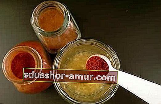 žličica čilija u medu kako bi se napravio lijek protiv kašlja