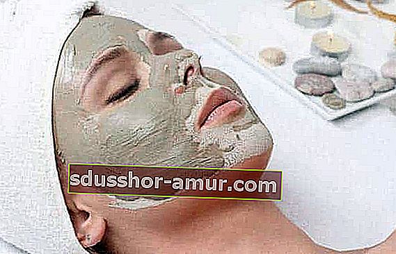 maska ​​od zelene gline zateže pore kože