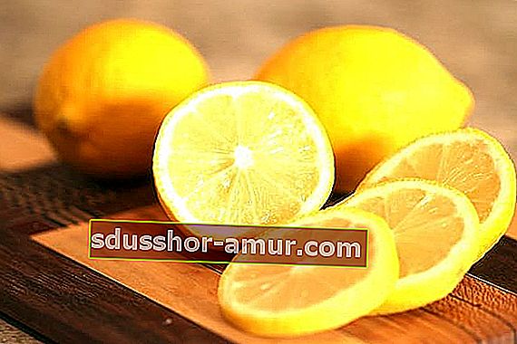 Използвайте лимон за борба с пърхота по естествен път.