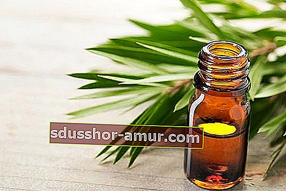 етерично масло от чаено дърво за лечение на кожни етикети