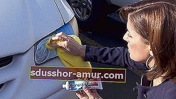 почистване на фаровете на автомобила с паста за зъби