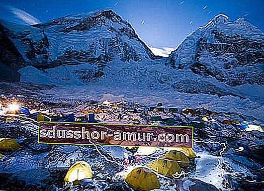 Базов лагер на Еверест, един от най-легендарните походи в света.