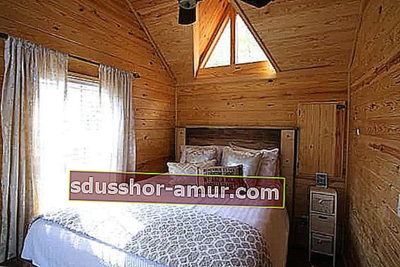 Ovo je spavaća soba u prizemlju mobilnih kućica Rustic River Park Home.