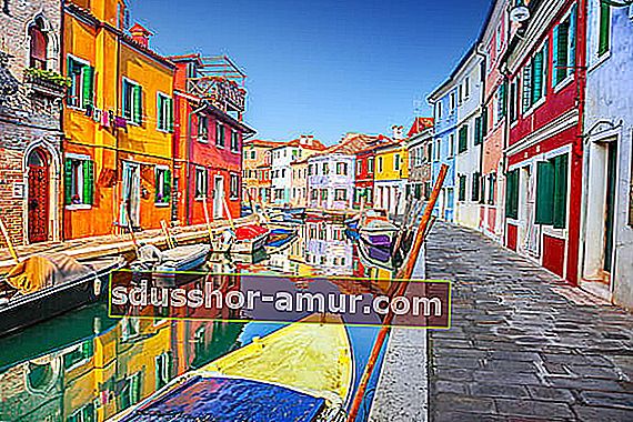 kanal i šarene kuće u Buranu u Italiji