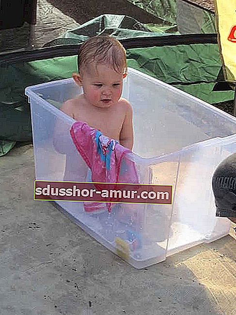 Знаете ли вы, что пластиковый ящик для хранения также можно использовать как детскую ванночку?