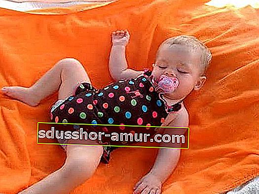 Kako napraviti bassinet na plaži tako da vaša beba dobro spava?