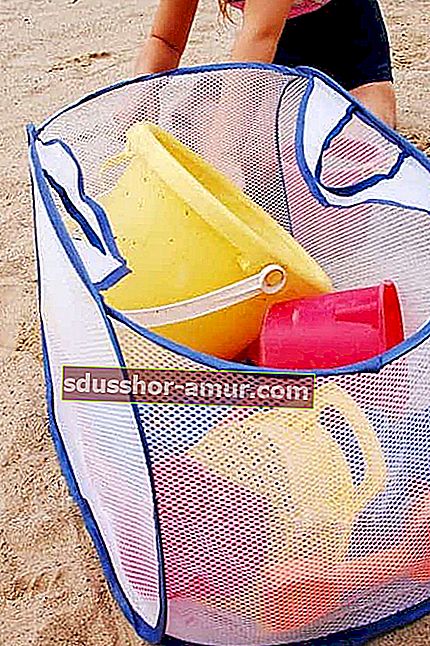 Košara za rublje savršeno je rješenje za spremanje igračaka na plaži.